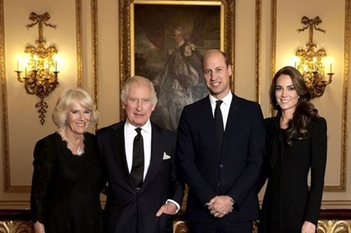 Τα Ανάκτορα του Μπάκιγχαμ μόλις κυκλοφόρησαν μια επίσημη φωτογραφία χωρίς τον Χάρι και την Μέγκαν