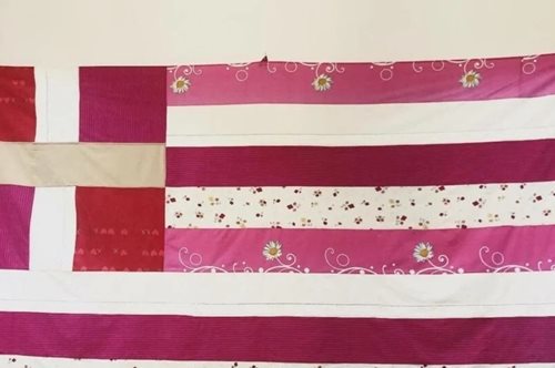 Η ροζ ελληνική σημαία κατεβαίνει (παρά τον συμβολικό της χαρακτήρα)