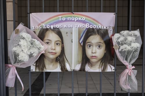 Δίκη για το Μάτι: Η ιστορία των 9χρονων δίδυμων κοριτσιών που πέθαναν αγκαλιασμένα με τους παππούδες τους