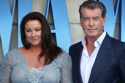 Ο Πιρς Μπρόσναν κοιτάζει την γυναίκα του κυριολεκτικά στα μάτια