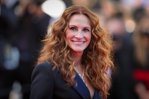 Το signature ανδρόγυνο look της Τζούλια Ρόμπερτς είναι η επιτομή της γυναικείας κομψότητας