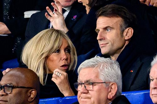 Mπριζίτ Μακρόν: Η θερμή συνάντηση με την πριγκίπισσα Σαρλίν στο γήπεδο