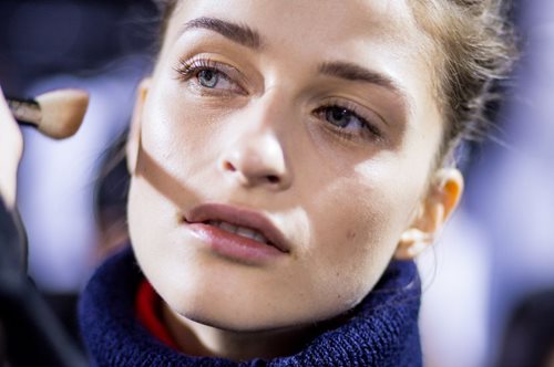 Primer: μια απλή κίνηση που θα κάνει τη διαφορά στο μακιγιάζ σου.