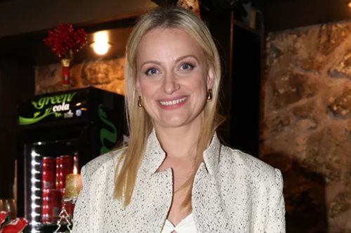 Η Λένα Δροσάκη επέλεξε το ιδανικότερο print στο φόρεμα της για αυτή την μεταβατική περίοδο