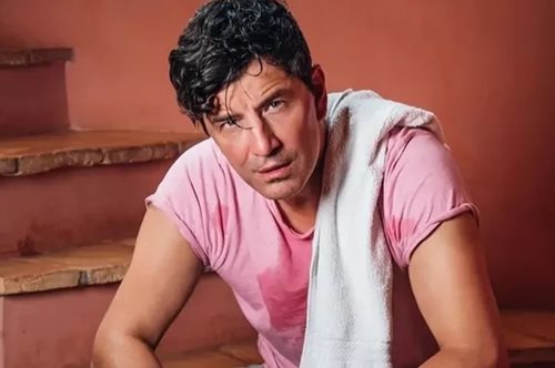 Ο Σάκης Ρουβάς στην κουζίνα του Απόστολου Ρουβά: Η ομοιότητα τους είναι εντυπωσιακή