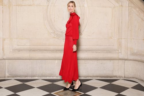 Η Μπεατρίς Μπορομέο με κόκκινο σατινέ φόρεμα στο fashion show υψηλής ραπτικής του οίκου Dior