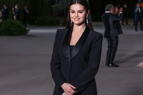 Σελένα Γκόμεζ-Χέιλι Μπίμπερ: Ποζάρουν αγκαλιά βάζοντας τέλος σε μια κόντρα που κρατάει χρόνια