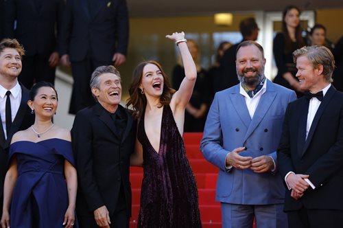 Γιώργος Λάνθιμος: Το θερμό πεντάλεπτο χειροκρότημα στην παγκόσμια πρεμιέρα της νέας του ταινίας, στο Φεστιβάλ των Καννών