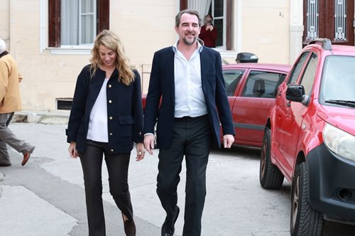 Η Χρυσή Βαρδινογιάννη με casual look και luxury τσάντα στην πρόβα γάμου με τον Νικόλαο ντε Γκρες