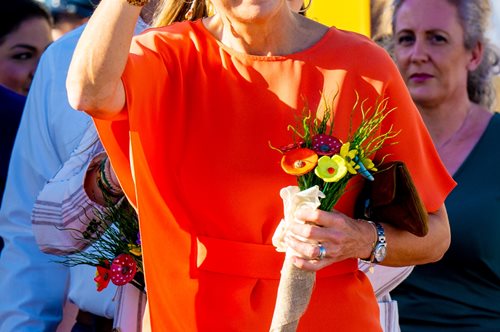 Βασίλισσα Mάξιμα: Η εμφάνιση με τσάντα Ελληνίδας σχεδιάστριας