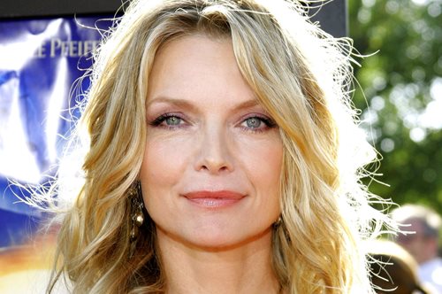 Η Μισέλ Φάιφερ έγινε  65 ετών και το γιόρτασε με μία σοκολατένια τούρτα