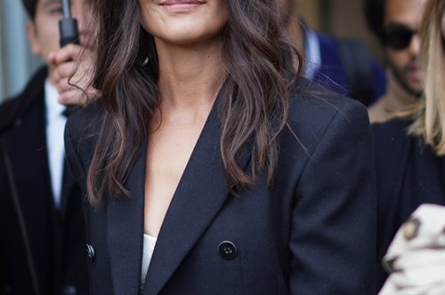 Η Kέιτι Χολμς φόρεσε το ιδανικό παντελόνι για γυναίκες άνω των 40