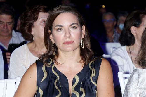 Η Όλγα Κεφαλογιάννη - αληθινά ανανεωμένη - με εμπριμέ φόρεμα