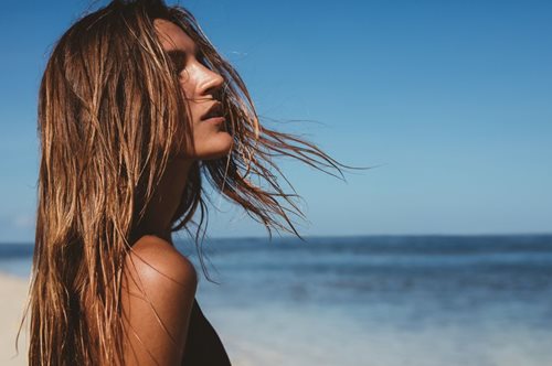 Τα πιο έξυπνα tips για υγιή και λαμπερά μαλλιά στις διακοπές