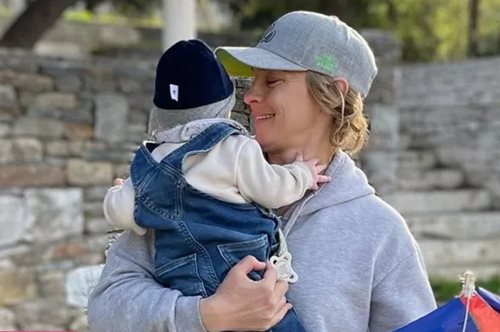 Η Γιούλικα Σκαφιδά φωτογραφίζει τον γιο της, Άγγελο και τον σκύλο της στην πιο γλυκιά φωτογραφία που θα δεις σήμερα