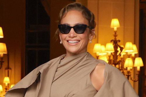 Η Τζένιφερ Λόπεζ με head-to-toe Burberry outfit στο Διεθνές Φεστιβάλ Κινηματογράφου του Τορόντο