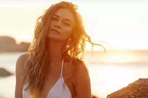 5 εύκολα χτενίσματα παραλίας για να προστατεύσεις τα μαλλιά σου απ᾽ τον ήλιο