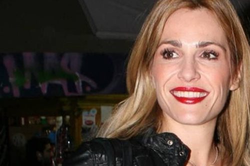 Η Τζένη Μπότση στη ξύλινη κουζίνα του σπτιού της μαγειρεύει με την κόρη της, Αλίκη