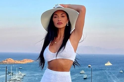 Νικόλ Σέρζινγκερ: Ζει το απόλυτο ελληνικό καλοκαίρι με το αποκαλυπτικό μπλε μπικίνι της