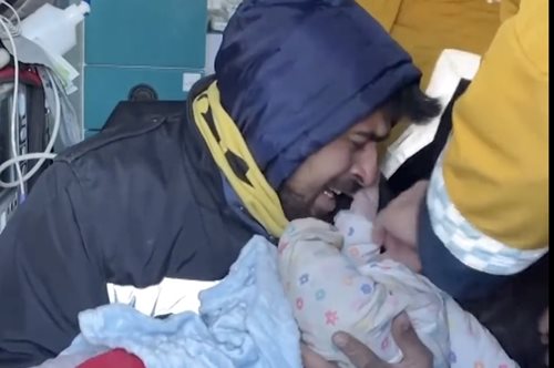 Σεισμός στην Τουρκία: μητέρα κράτησε ζωντανό το μωρό της θηλάζοντας το