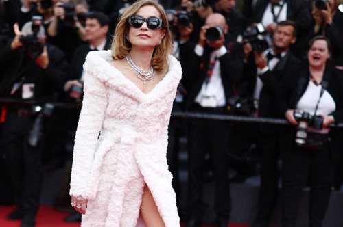 Ιζαμπέλ Ιπέρ: Στα 71 της χρόνια, τολμά την πιο avant-garde εμφάνιση στις Κάννες