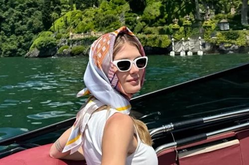 Αμαλία Κωστοπούλου: Με σούπερ μίνι φούστα στη λίμνη Κόμο - Φόρεσε το print της σεζόν