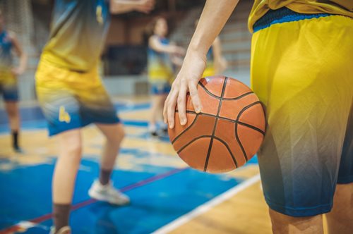 Μητέρα που παρότρυνε την κόρη της να χτυπήσει αντίπαλο παίκτη σε αγώνα μπάσκετ καλείται να πληρώσει πρόστιμο 9.000