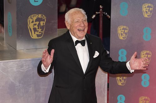 Μελ Μπρουκς: Ο άρχοντας της αμερικανικής κωμωδίας κλείνει τα 98 με τρία Grammys, ένα Oscar, τέσσερα Emmys , τρία Tony και μια πληγωμένη καρδιά