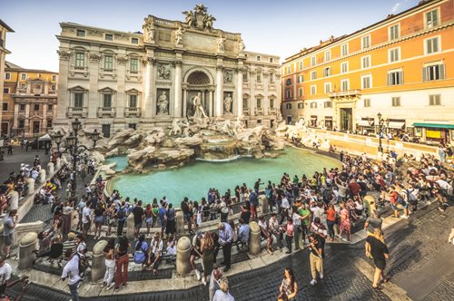 Fontana di Trevi: η ιστορία και ο μύθος του θρυλικού συντριβανιού της Ιταλίας