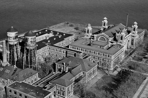 Νήσος Έλις: Η πρώτη εικόνα που αντίκριζαν χιλιάδες Έλληνες που έφταναν στην Αμερική ως μετανάστες