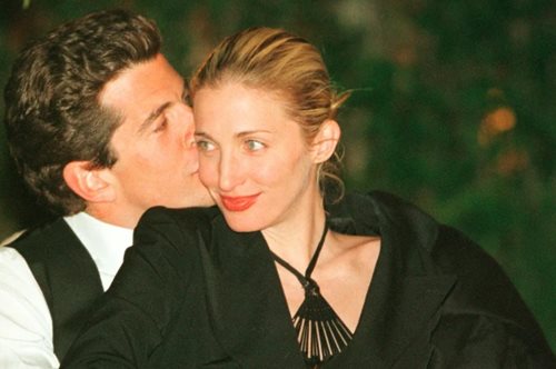 Η Prada αποτίει φόρο τιμής στην Κάρολιν Μπέσετ-Κένεντι με την τσάντα Prada Re-Edition 1995