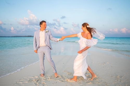 Ο Τζέιμι Όλιβερ παντρεύτηκε ξανά την σύντροφό του ύστερα από 23 χρόνια γάμου και 5 παιδιά