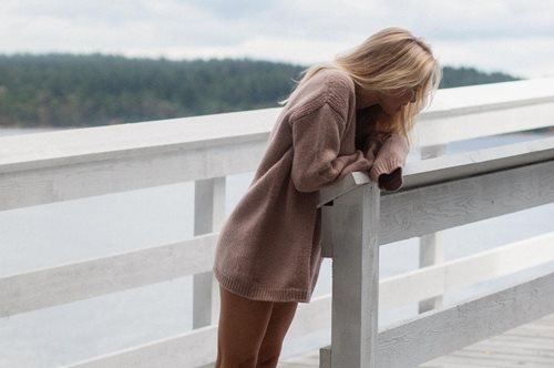 H Πάμελα Άντερσον μας καλωσορίζει στο υπέροχο σπίτι της