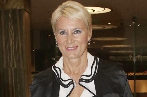 Νατάσα Παζαΐτη: Με casual & chic ντύσιμο στη Μύκονο- Το statement παλτό που θα φοράς παντού