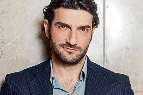 Νίκος Κουρής: Ανεβαίνει τα σκαλιά της εκκλησίας