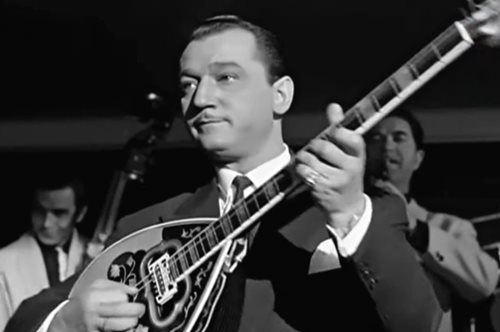 Μανώλης Χιώτης: Ο ξυλοδαρμός από τα όργανα της Χούντας, η καντάδα στον Μίκη Θεοδωράκη και ο περίεργος θάνατός του