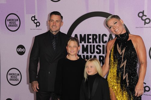 Η Pink αποτίει φόρο τιμής στην τραγουδίστρια Ολίβια Νιούτον Τζον και το κοινό σηκώνεται όρθιο