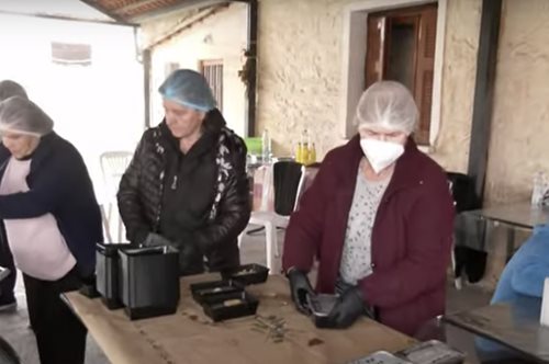 Η συλλογική κουζίνα Φαρκαδόνας δίνει ένα πιάτο φαγητό στους πλημμυριοπαθείς που ξέχασε το Κράτος