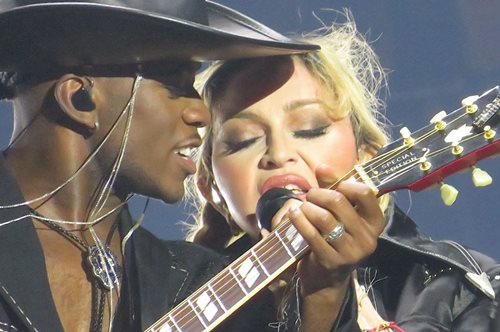 Από τις οικονομικές δυσκολίες στο σύμπαν της μόδας: Ο 18χρονος γιος της Mαντόνα έκανε το ντεμπούτο του στην Εβδομάδα Μόδας της Νέας Υόρκης