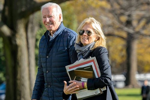 Η απρόσμενη κάζουαλ εμφάνιση της Τζιλ Μπάιντεν με τζιν