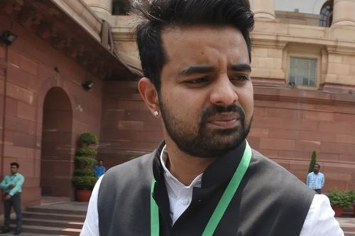 Σάλος στην Ινδία: Βουλευτής κατηγορείται για σεξουαλική κακοποίηση -  Αποκαλυπτικά βίντεο από τις πράξεις του