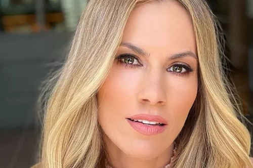 Αγνώριστη η Ντορέττα Παπαδημητρίου με καστανά καρέ μαλλιά