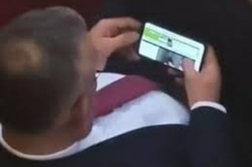 Βουλευτής παρακολουθεί πορνό στη Βουλή από το τηλέφωνό του σε συζήτηση για το Κόσοβο