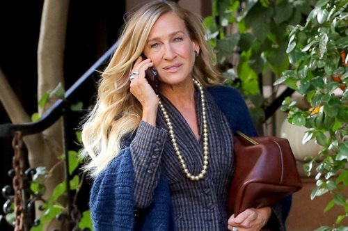 Η Σάρα Τζέσικα Πάρκερ συνδύασε μοναδικά (όπως πάντα) το denim με τις πέρλες