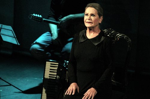 Ελένη Ερήμου: Εντυπωσιάζει με σικ εμφάνιση και ημιδιάφανη μπλούζα στην έξοδό της στο θέατρο