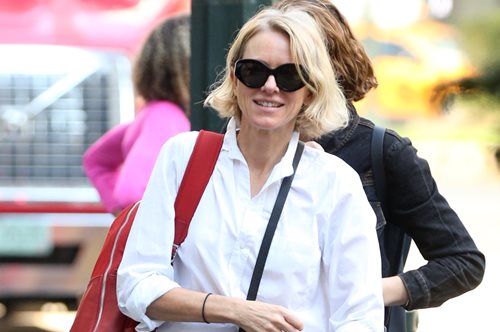 Ναόμι Γουότς: Φόρεσε το πιο σωστό πανωφόρι πάνω από το φόρεμά της