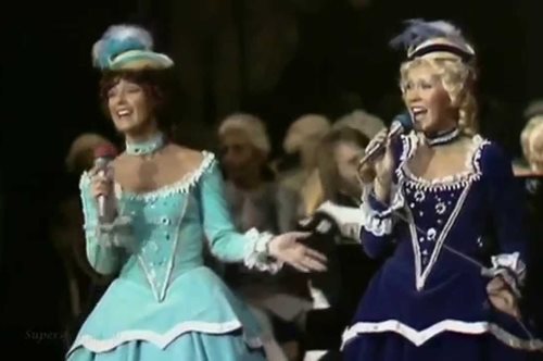 Όταν οι ABBA παρουσίασαν την πρώτη ζωντανή παράσταση του 