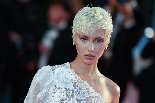 Φεστιβάλ Βενετίας 2024: Η  κόρη του Τζουντ Λο,  Άιρις σε μια εμφάνιση έκπληξη με βελούδινο φόρεμα του οίκου Burberry