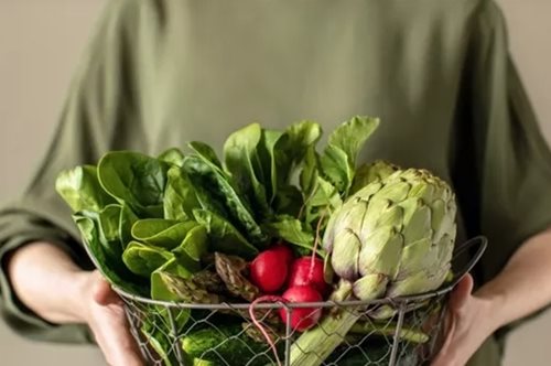 Η Ελένη Ψυχούλη μας αποδεικνύει ότι η ελληνική κουζίνα είναι από τη φύση της vegan