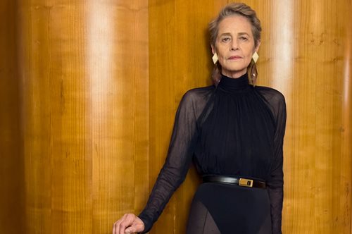 Η Σαρλότ Ράμπλινγκ στα 78 της ποζάρει για την καμπάνια του Saint Laurent